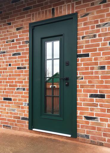 Темно-зеленая дверь со стеклом